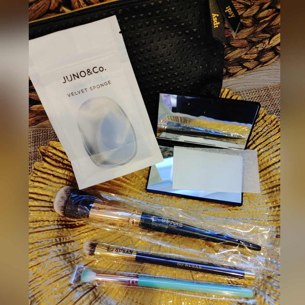 MAKEUP BRUSHES-LUXURY BLENDING SPONGE-COMPACT MIRROR IN FAUX LEATHER MAKEUP BAG